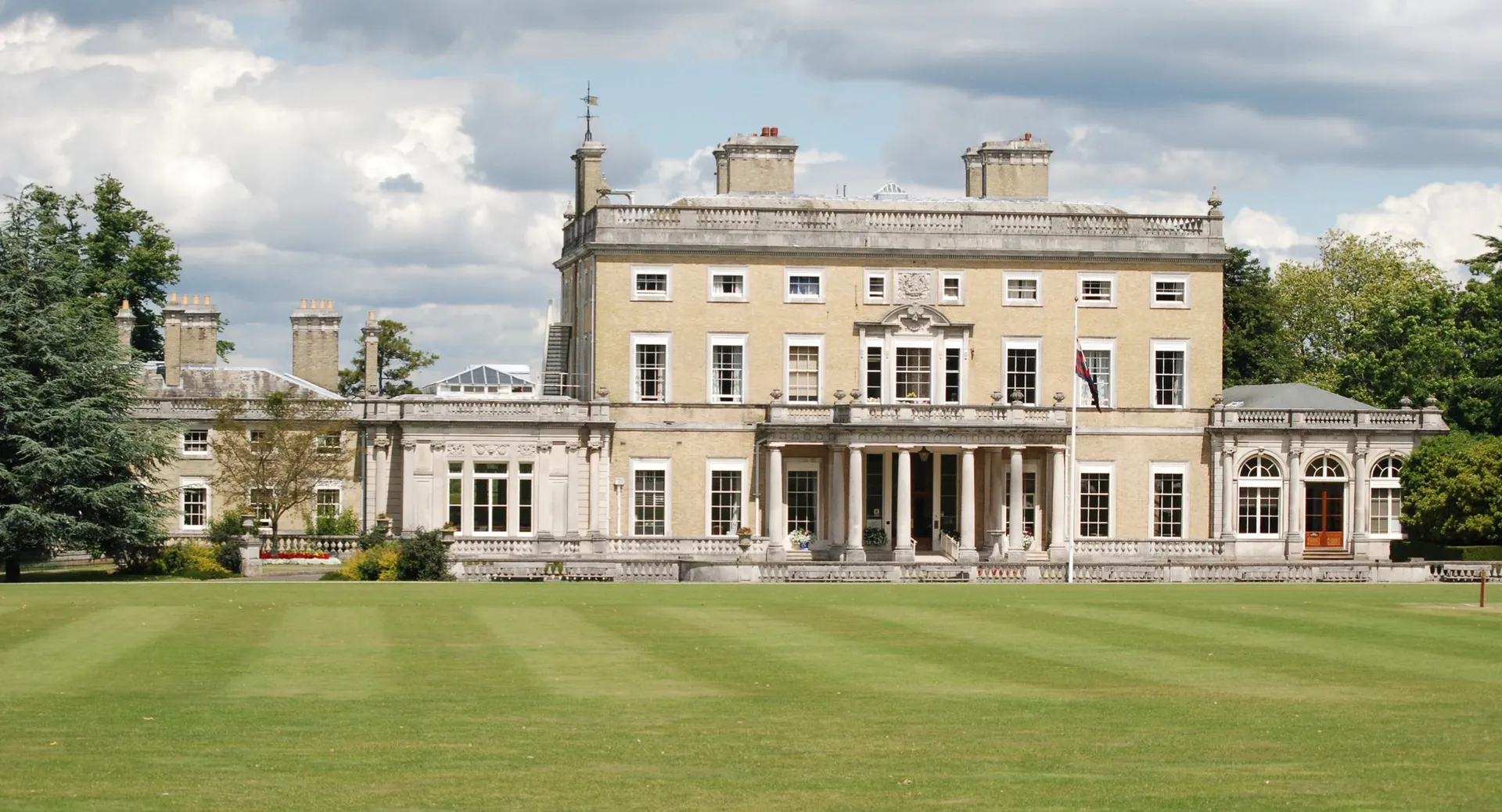 La villa neoclassica nel campus della City of London Freemen’s School è circondata da prato curato e alberi.
