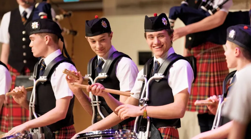Studenti del Stewart’s Melville College indossano abiti tradizionali scozzesi e kilt durante una cerimonia.