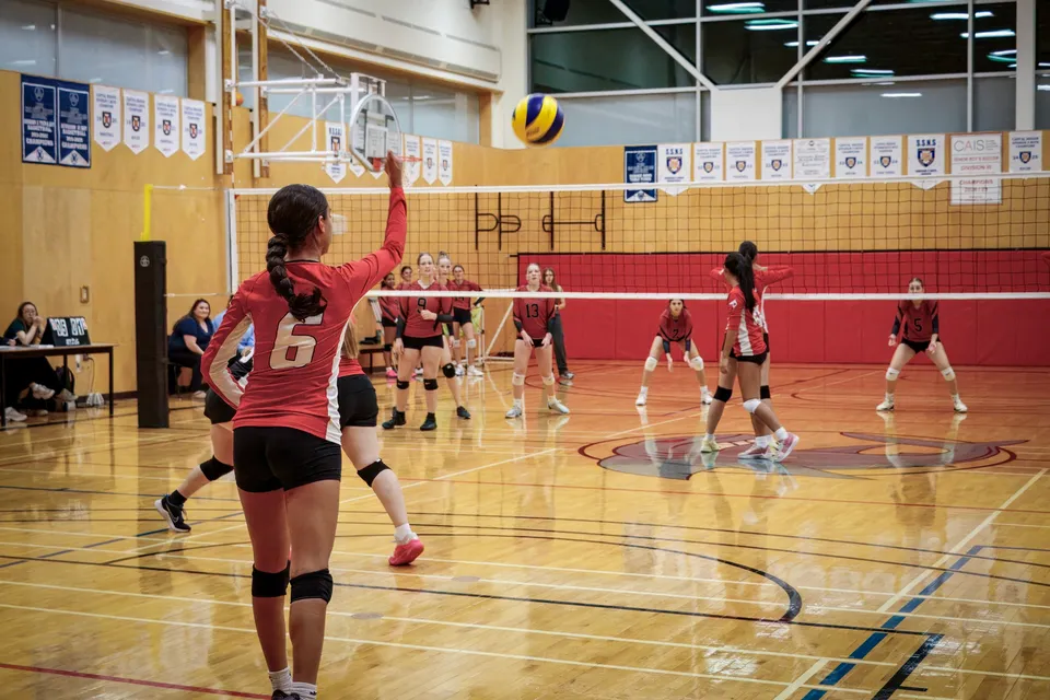 Studentesse della Sacred Heart School of Halifax giocano a pallavolo in palestra.