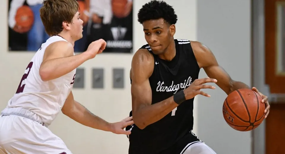 Due giocatori di basket giocano sul campo della Canada Star Secondary School.