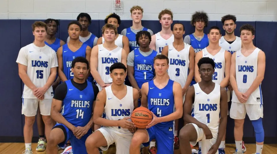 Un gruppo di giovani giocatori di basket posa nella palestra della The Phelps School.