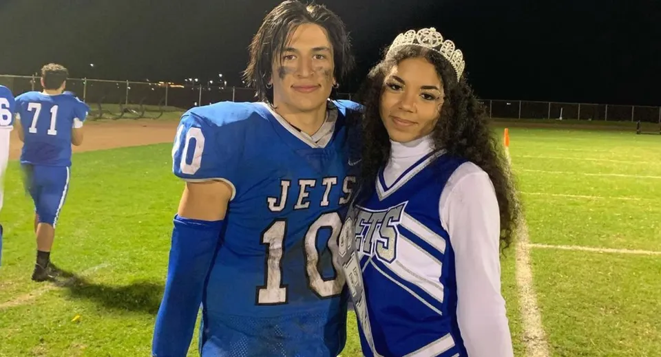 Due studenti si trovano di notte sul campo sportivo dell'Alameda Unified School District.