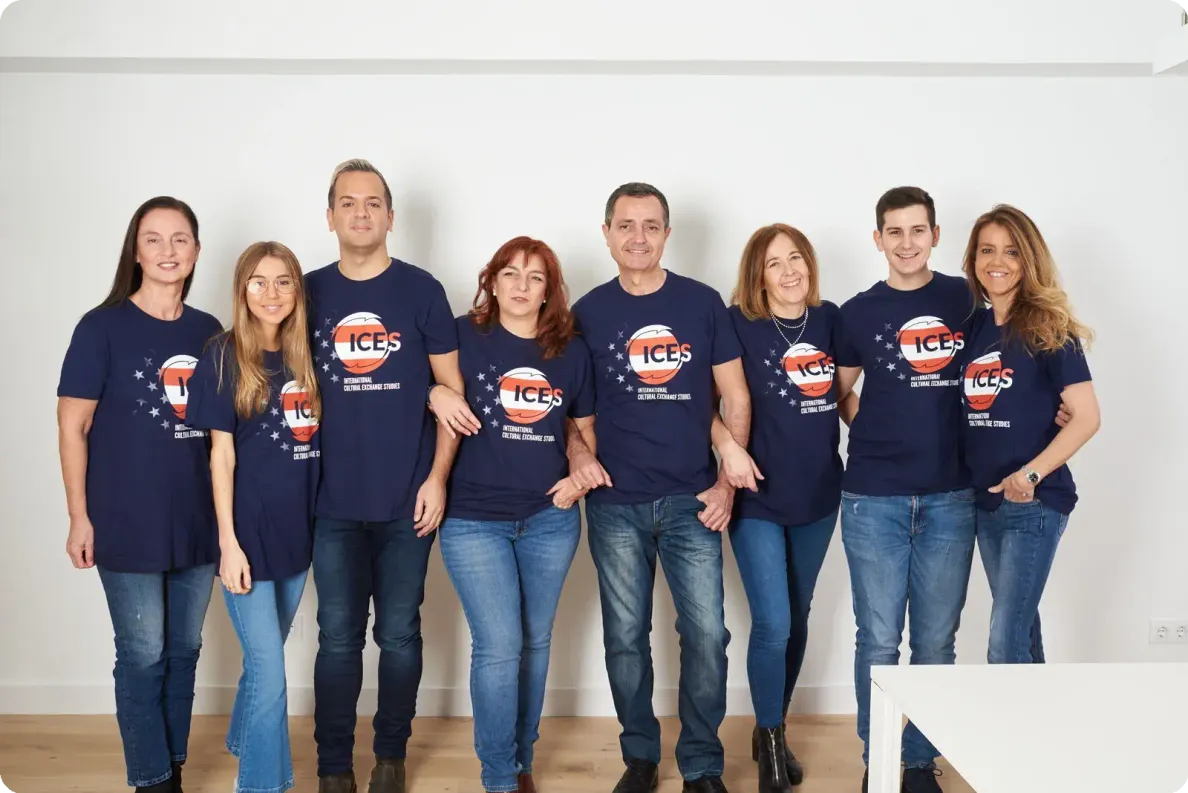 Equipo de ICES con camisetas azul marino de la organización posando en la oficina