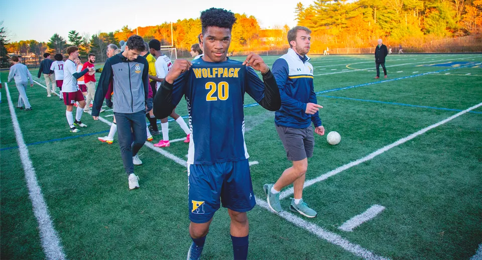 Un gruppo di studenti della Hyde School in abbigliamento sportivo sul campo di calcio, con fogliame autunnale sullo sfondo.