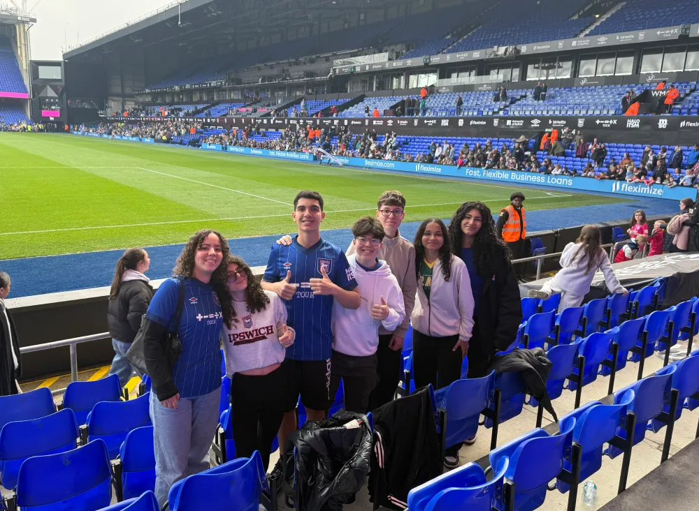 Eine Gruppe von Jugendlichen in einem Fußballstadion