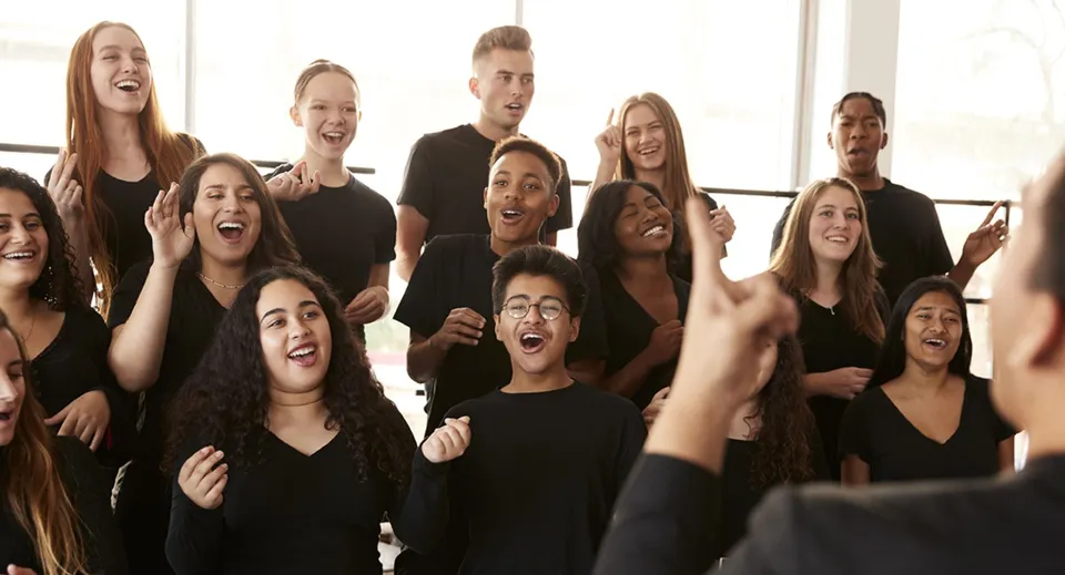 Studenti del Green Bay Area Public School District festeggiano insieme in una sala provet con grandi finestre.
