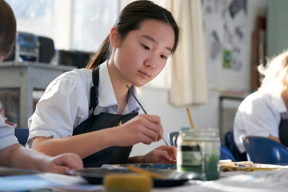Una studentessa della Havelock North High School si concentra sul suo lavoro in una cucina professionale.