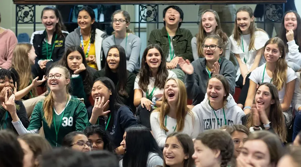 Un gruppo di giovani atlete esulta insieme nella palestra della Kent Place School.