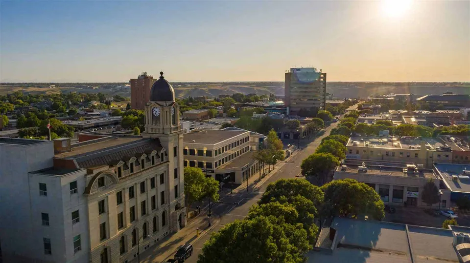 Vista sul paesaggio urbano con edifici storici e moderni vicino alla Victoria Park High School al tramonto.
