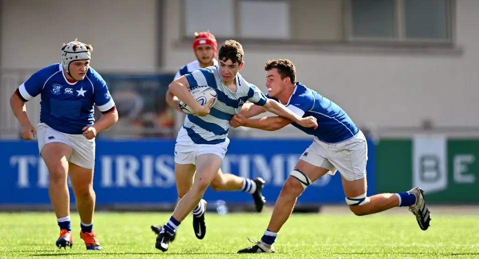 Uno studente del St. Mary’s College corre con la palla durante una partita di rugby.