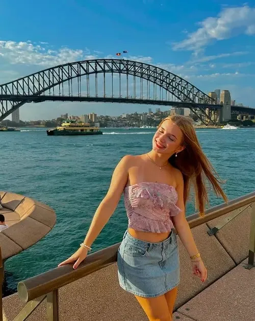 Studentessa sorridente davanti all'Harbour Bridge di Sydney, in Australia