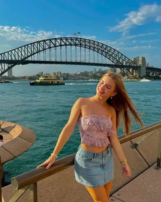 Studentessa sorridente davanti all'Harbour Bridge di Sydney, in Australia