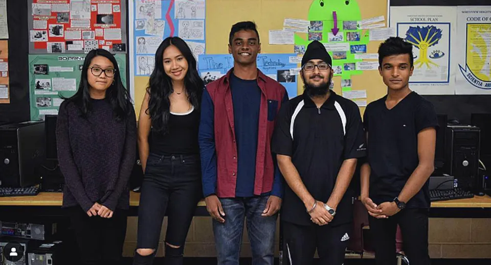 Un gruppo di cinque studenti sta insieme in un'aula della Northview Heights Secondary School.