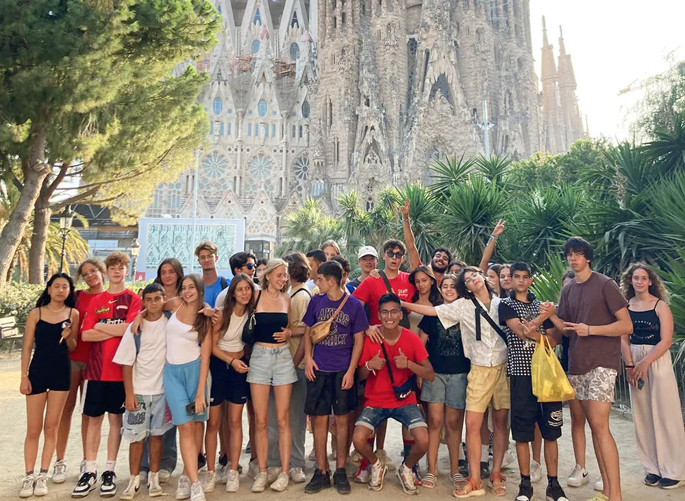 Gruppe von Schülerinnen und Schülern vor der Sagrada Família in Barcelona.
