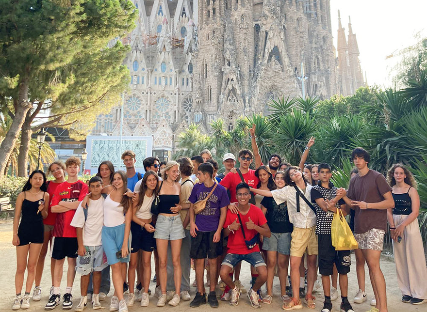 Gruppe von Schülerinnen und Schülern vor der Sagrada Família in Barcelona.