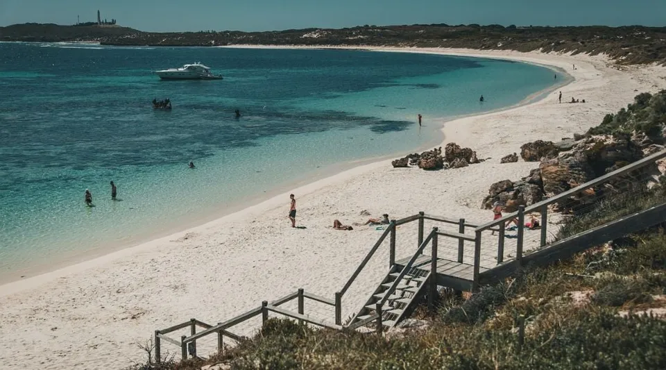 Una spiaggia con acqua limpida turchese e una piccola barca davanti al campus del Cyril Jackson Senior Campus.