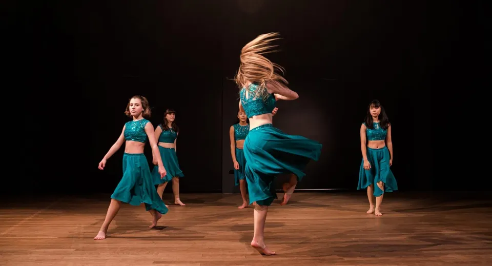 Tre ballerine si esibiscono sul palco della Marymount International School.