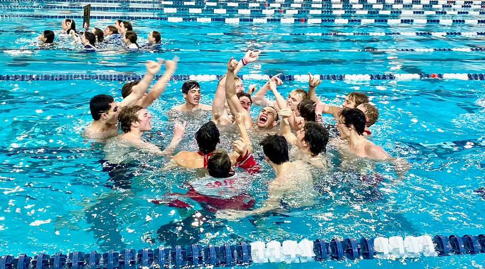 Studenti della St. Christopher’s School nuotano e giocano nella piscina situata nel campus scolastico.