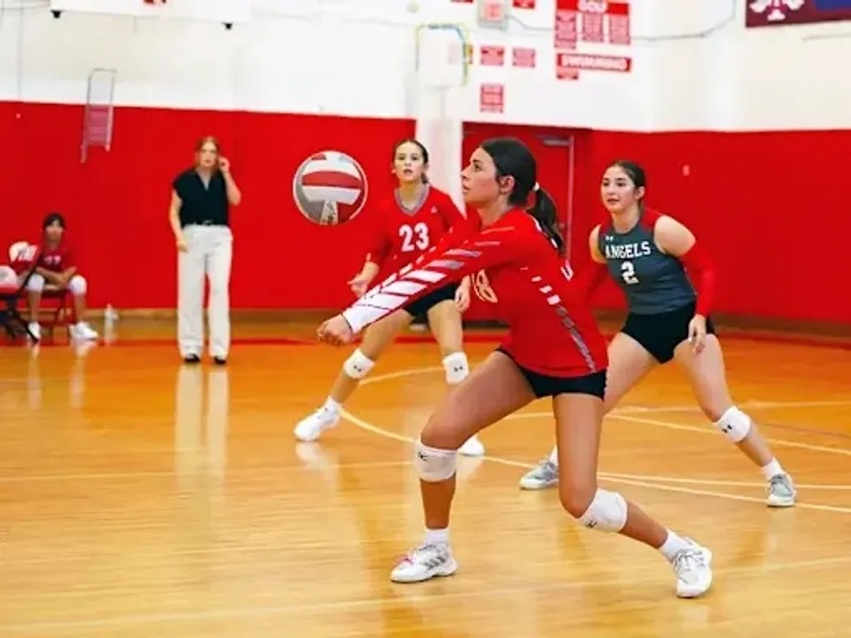 Le pallavoliste della Incarnate Word Academy si preparano alla giocata successiva in palestra.