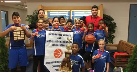 Basketballgruppenfoto mit Pokal