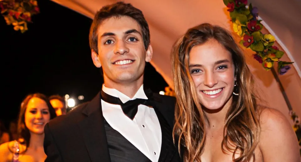 Una coppia a un evento festoso nel campus della Stevenson School.