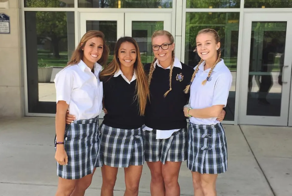 Quattro studentesse sono insieme davanti all'edificio della Central Catholic Jr.-Sr. High School.