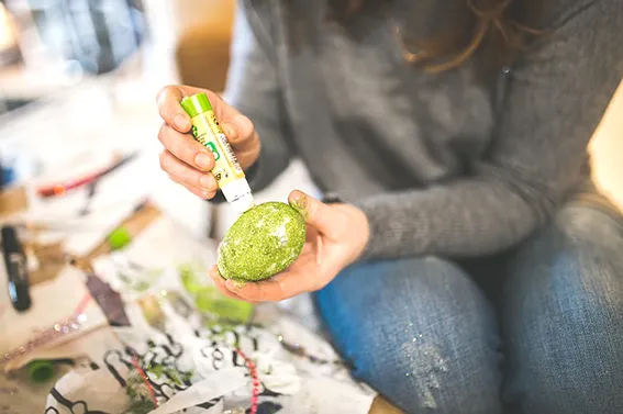 Estudiante decorando huevos de Pascua
