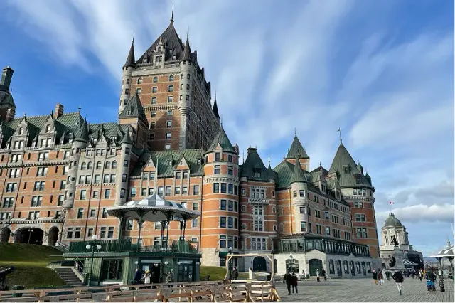 Grande edificio storico in stile castello con torri e tetti verdi a Québec sotto un cielo azzurro