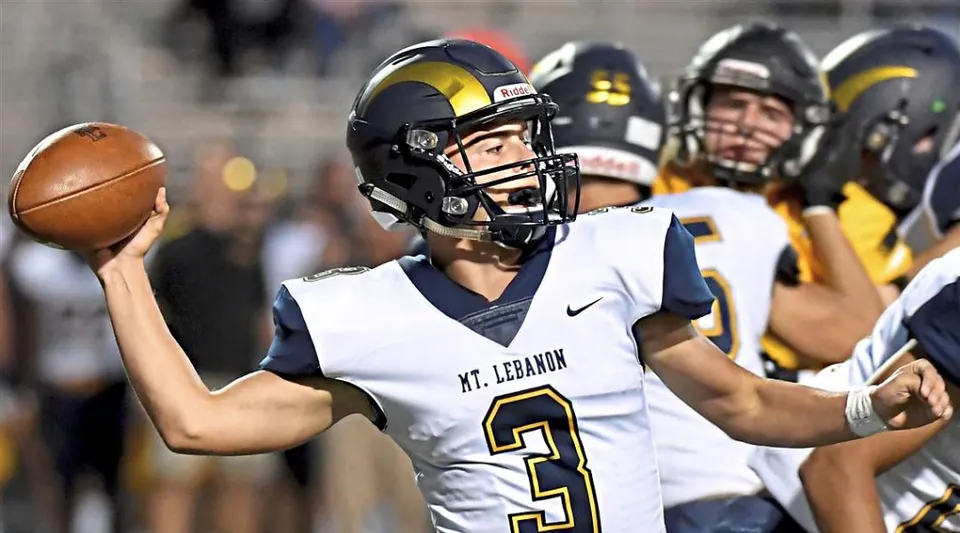 Un giocatore di football americano del Mt. Lebanon School District si prepara a lanciare la palla.