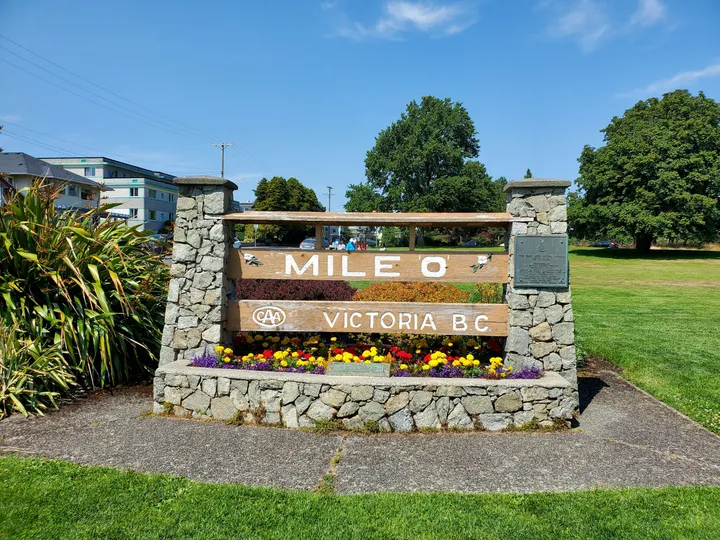 Das Mile-0-Schild am Beacon Hill Park in Victoria mit Blumen