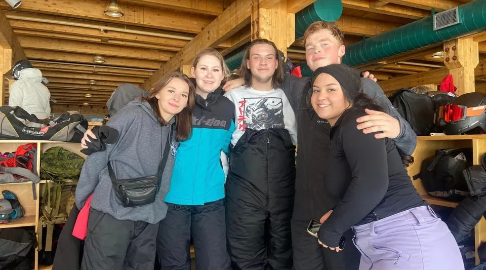 Un gruppo di studenti e studentesse posa insieme in un negozio nel campus della Lewisporte Collegiate.