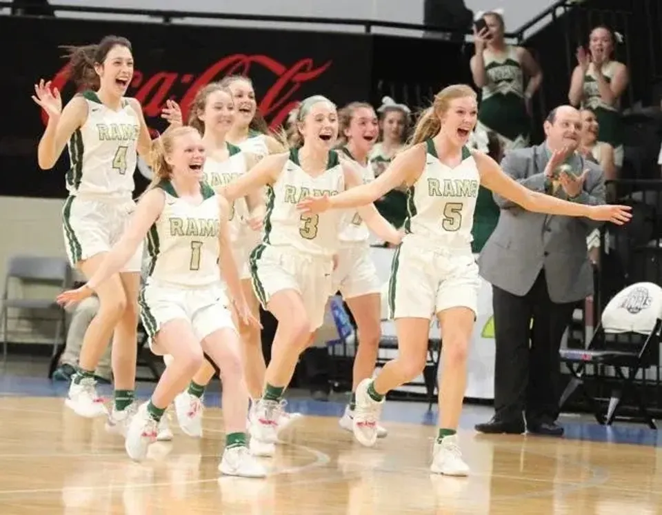 Giocatrici di basket festeggiano insieme sul campo della Sylvania High School.