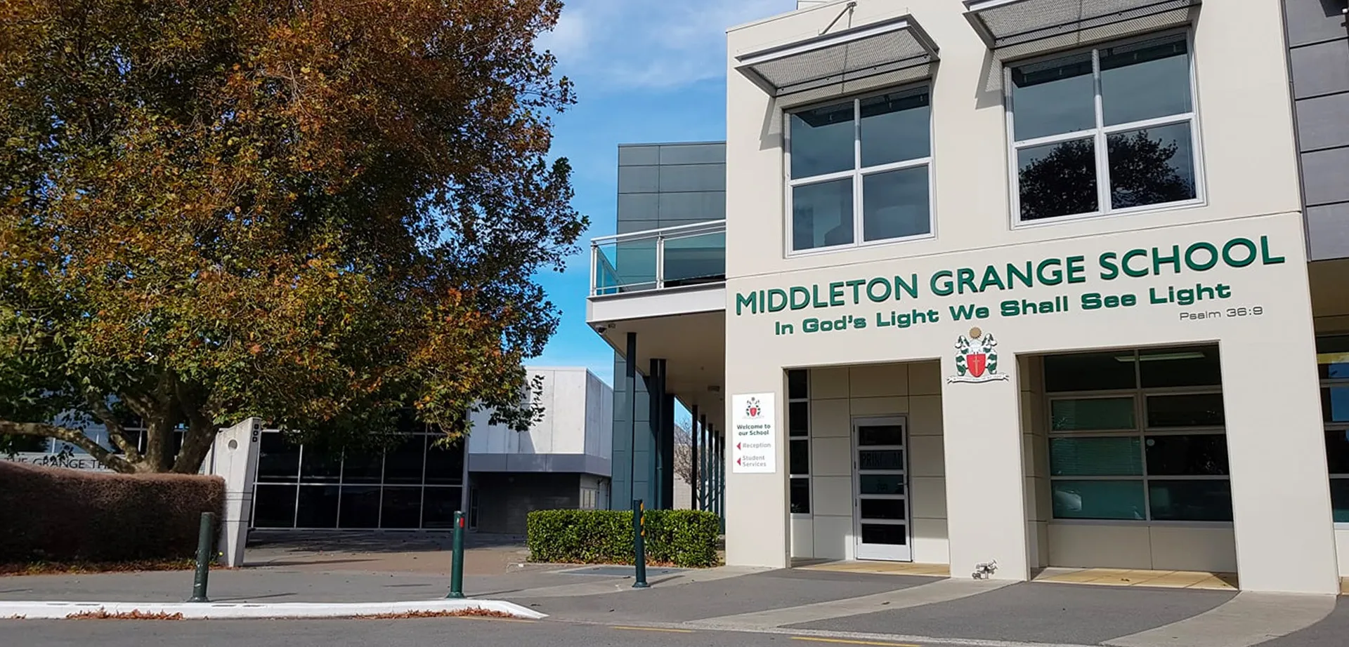 L'edificio scolastico moderno della Middleton Grange School è circondato da alberi dai colori autunnali.