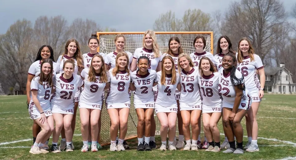 Un gruppo di giovani studentesse in divisa sportiva si trova sul campo sportivo della Virginia Episcopal School.