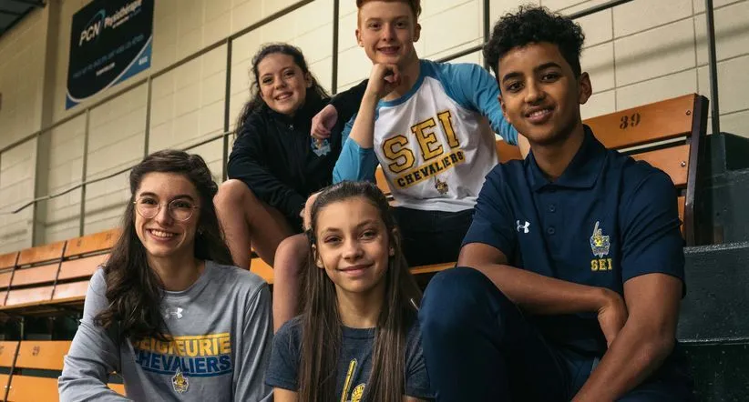 Un grupo de estudiantes de la École secondaire publique L'Académie de la Seigneurie posa en el gimnasio.