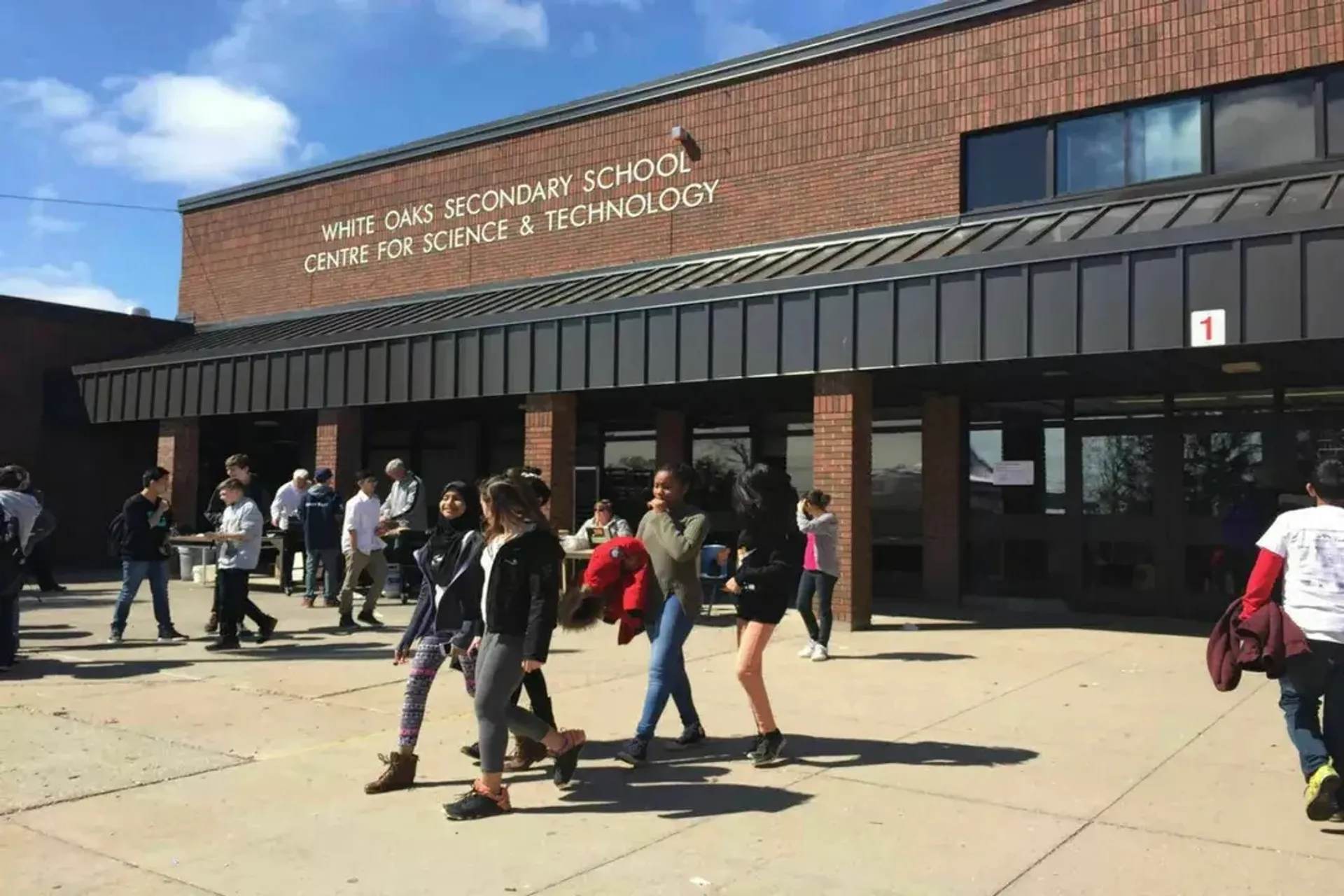 Studenti davanti all'edificio del White Oaks Secondary School Centre for Science & Technology.