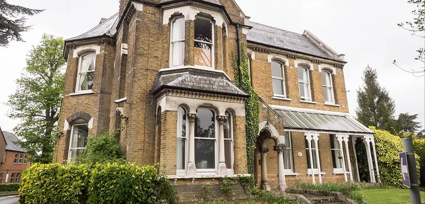 L'edificio storico in mattoni sorge circondato dal verde sul terreno della Chigwell School.