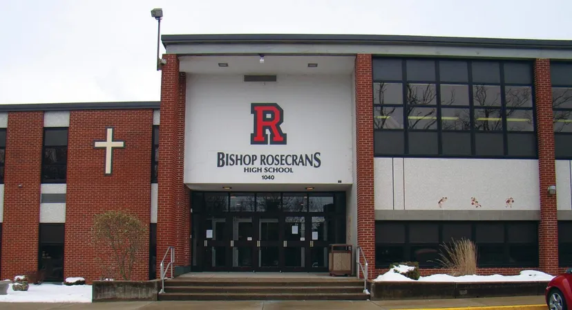 L'edificio in mattoni della Bishop Rosecrans High School è circondato da un paesaggio innevato.