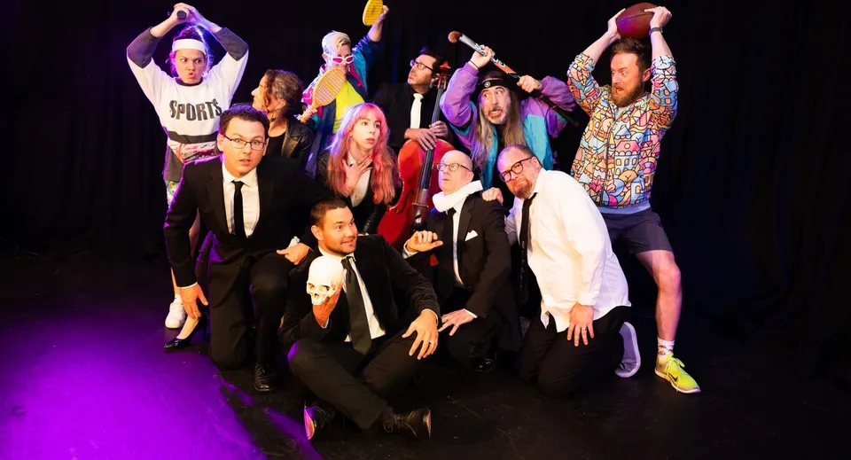 Un gruppo di studenti e studentesse si trova sul palco del Hobart College davanti alle luci colorate del palcoscenico.