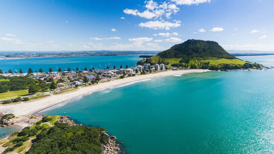 Un paesaggio costiero pittoresco con spiaggia e porto vicino alla Rotorua Lakes High School.