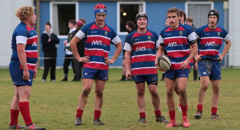 Studenti del Central Southland College in divisa da rugby su un campo sportivo davanti a un edificio.