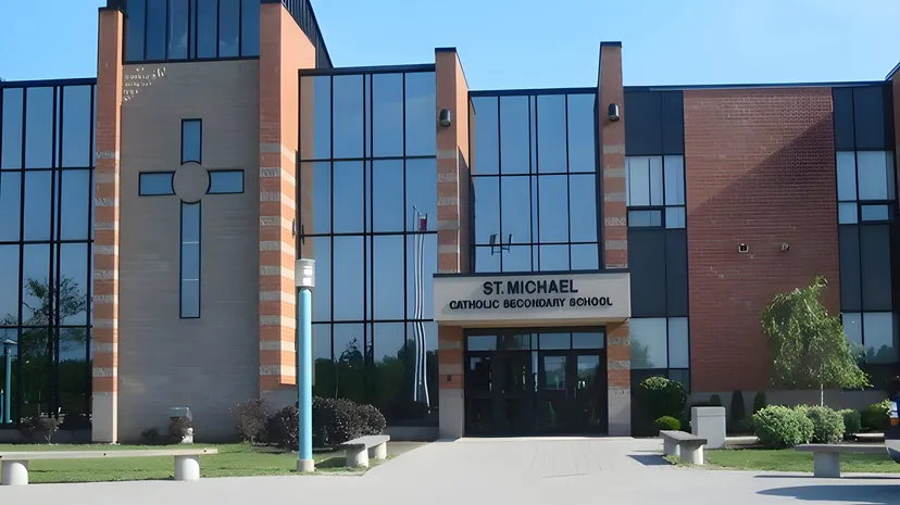 L'edificio moderno della St. Michael Catholic Secondary School con il simbolo della croce e un'area esterna curata.