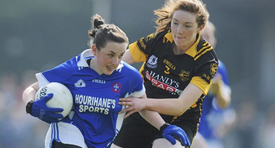Due giocatrici di rugby lottano per la palla sul campo della Scoil Mhuire (Strokestown).