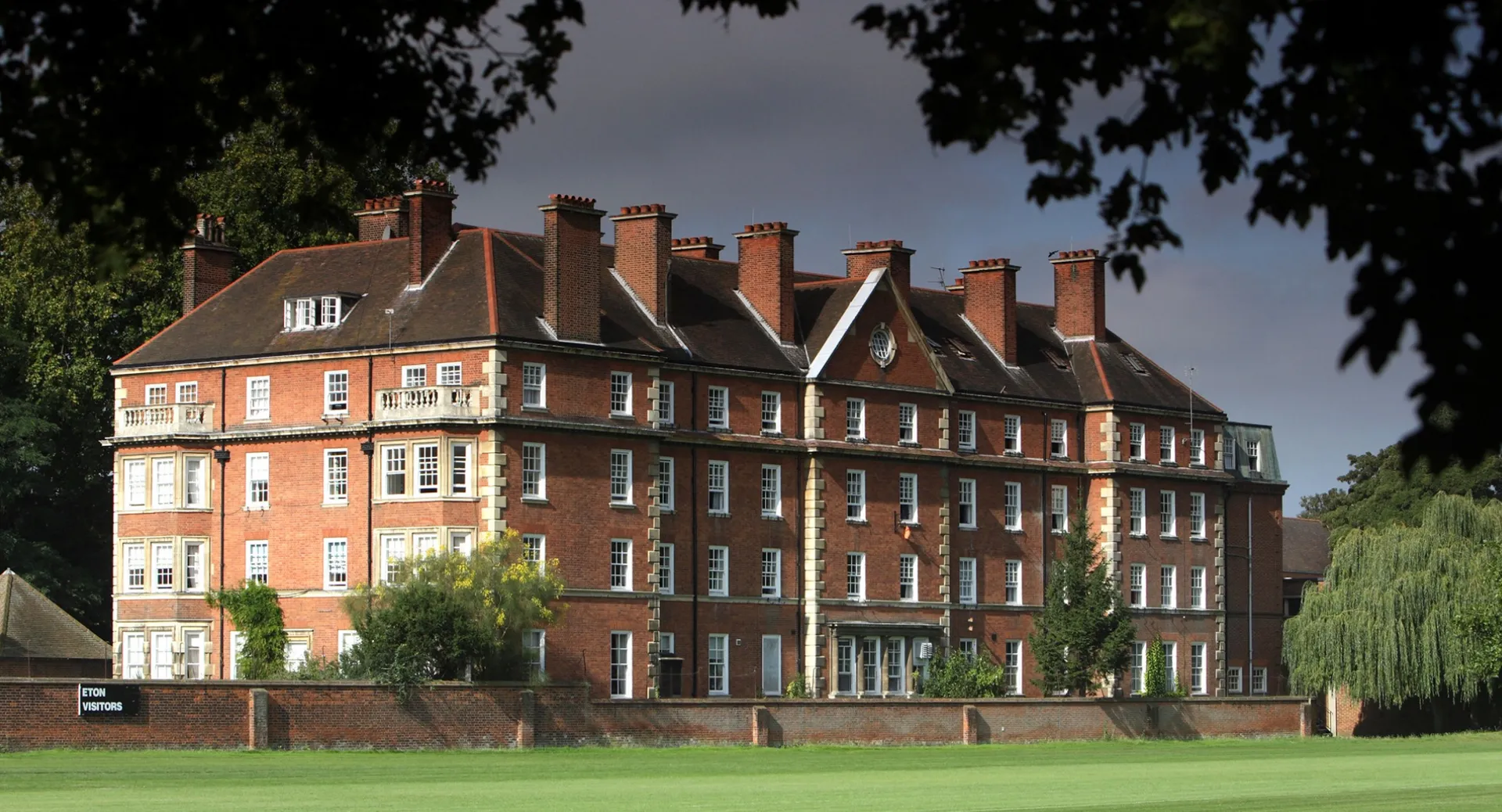 Un edificio storico in mattoni con dettagli architettonici decorati nel campus dell'Eton College.
