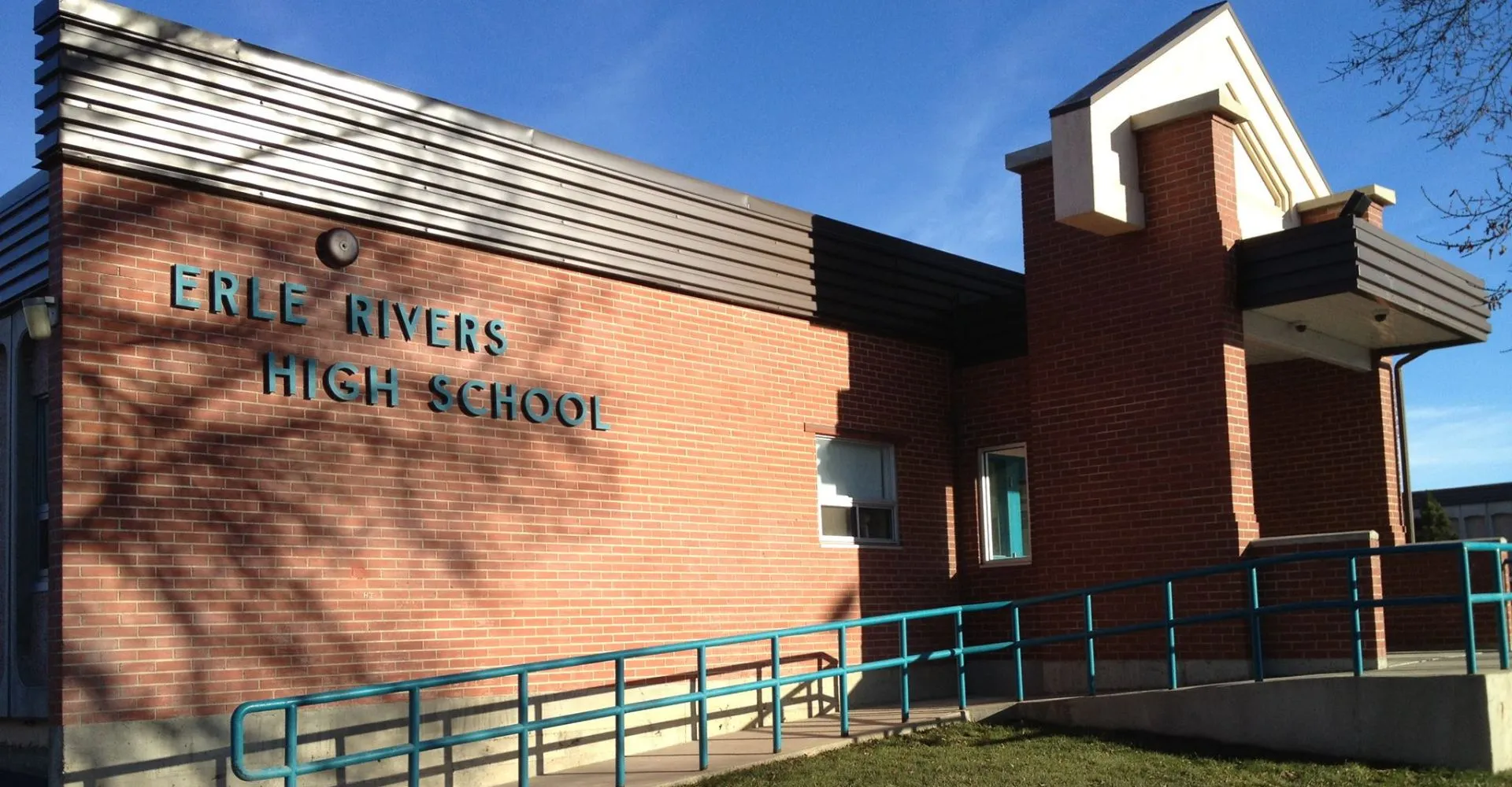 L'edificio in mattoni della Erie Rivers High School si staglia chiaramente contro un cielo azzurro limpido.
