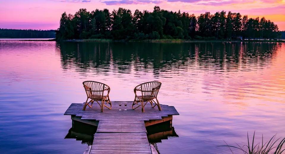 Un pontile con due sedie in vimini su un lago nel campus dell'Havergal College al tramonto.