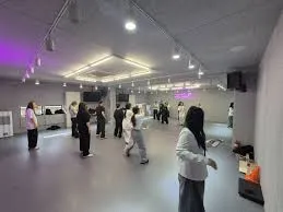 Schülerinnen und Schüler der Daekyung Cultural Arts High School üben in einem modernen Tanzstudio.