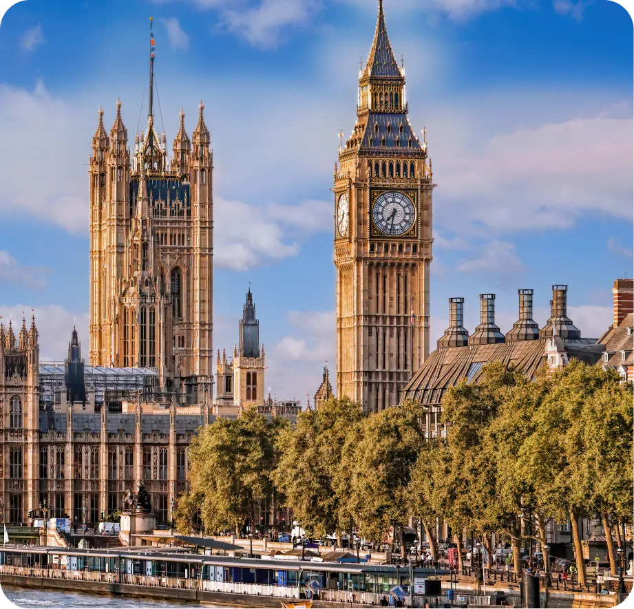 Il Palazzo di Westminster e il Big Ben lungo il Tamigi a Londra