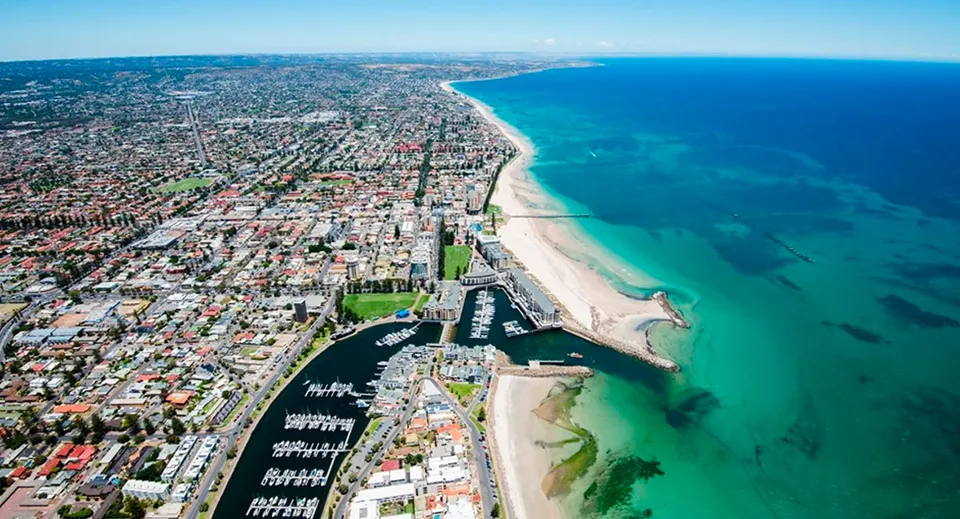 L'ampio porto con spiaggia e oceano è ben visibile dalla Marryatville High School.