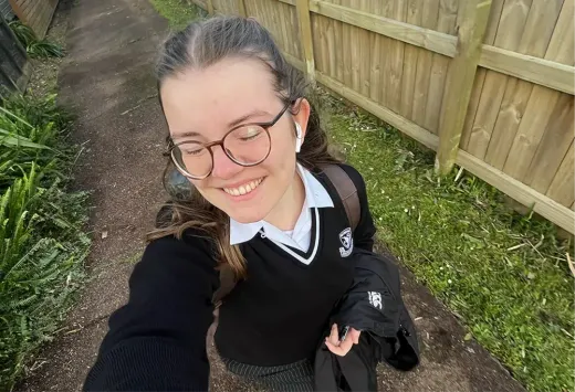 Porträt von Carla in Schuluniform auf einem Weg in Neuseeland